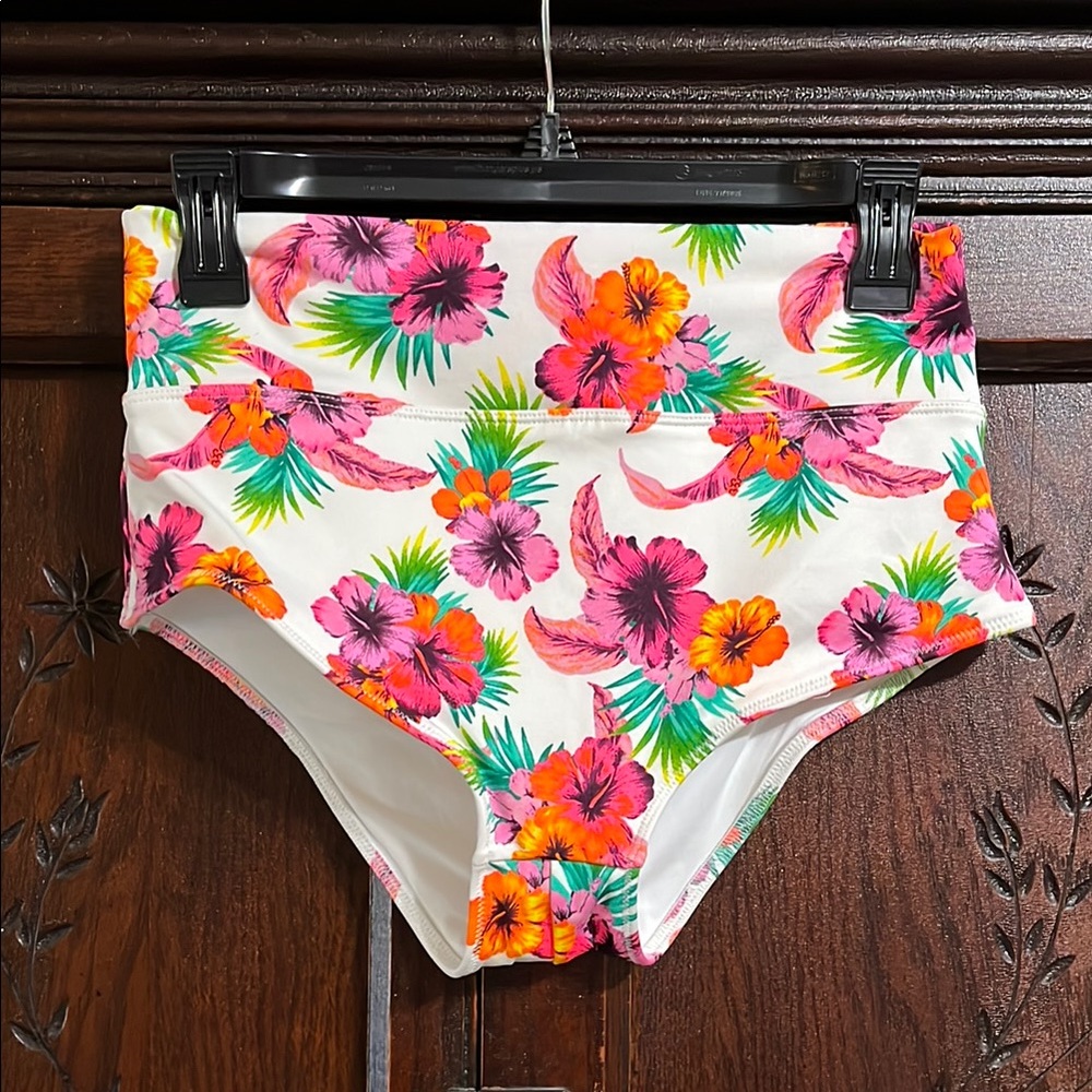 NWT Pink Active Floral High-Waisted Shortie Bottoms